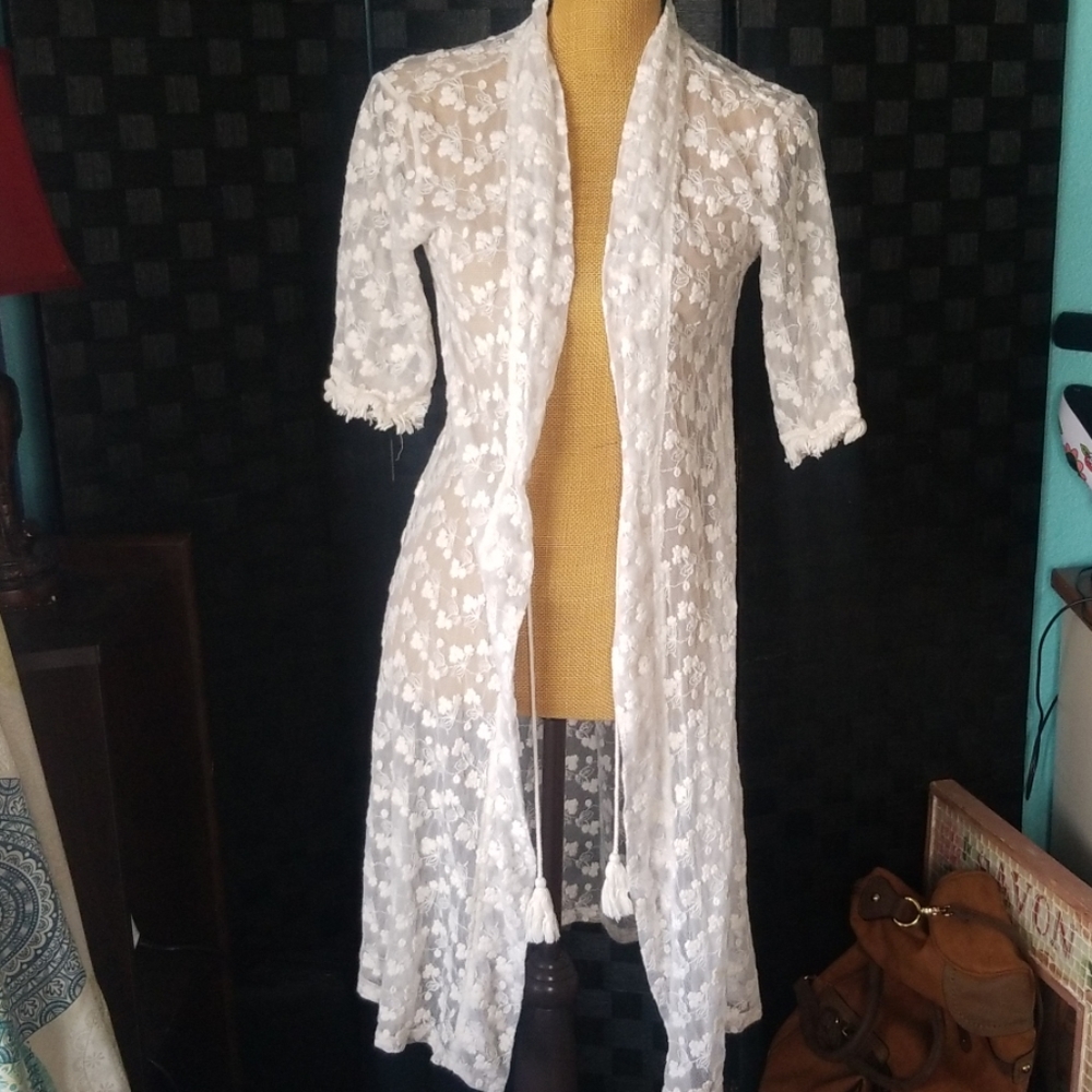 VINTAGE* Stunning Avan Lily Lacey Robe